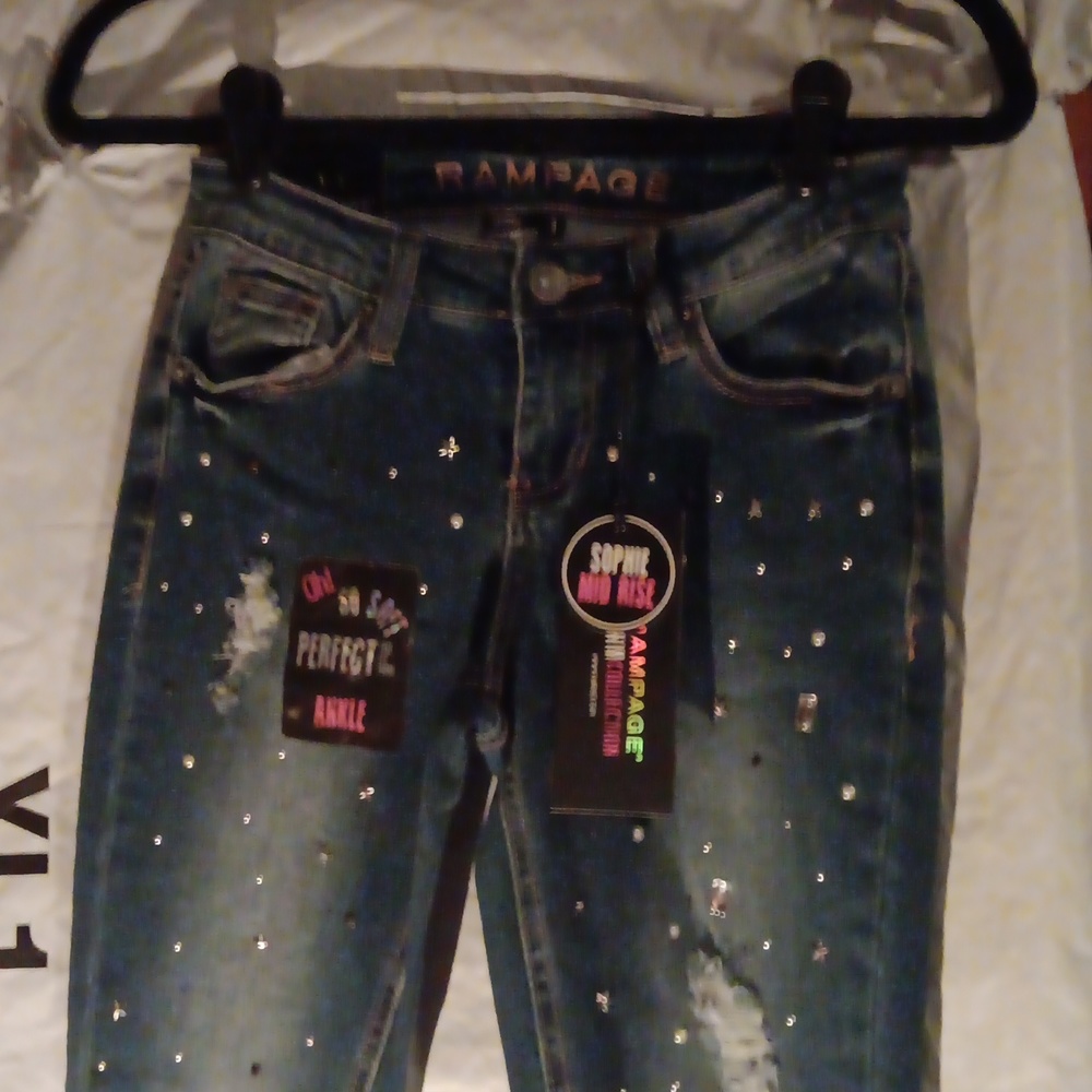 Nwt ripped mid rise skinny ankle Jean with embellishments galore!